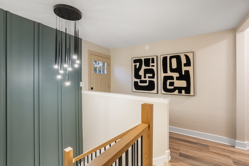 Elevated Gem | Sleeps 12 | 20 mins to Downtown Chicago