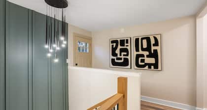 Elevated Gem | Sleeps 12 | 20 mins to Downtown Chicago