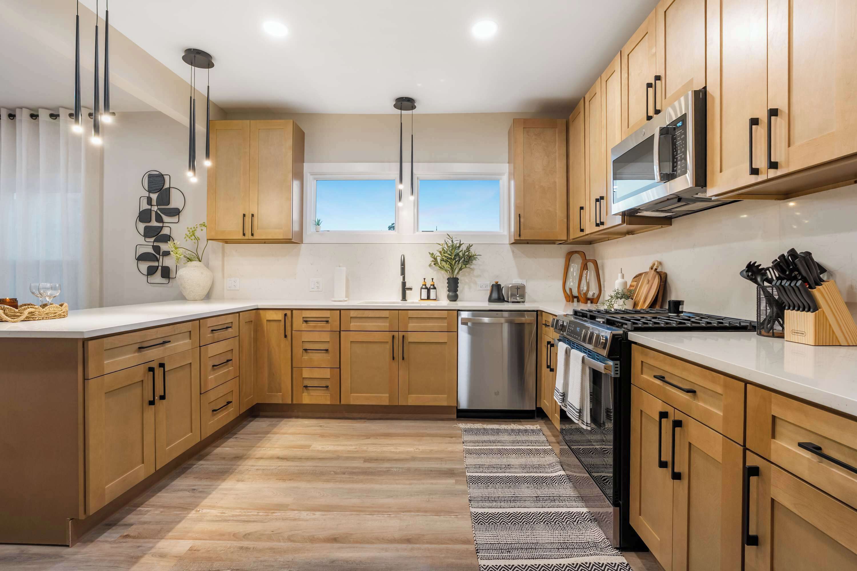 Kjøleskap, mikrobølgeovn, ovn og kokeplater