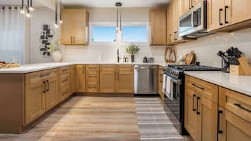 Kjøleskap, mikrobølgeovn, ovn og kokeplater