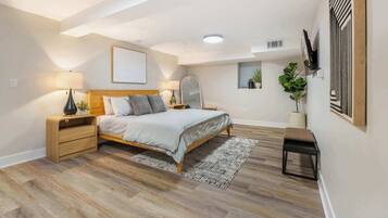 Skrivebord, strykejern/-brett, wi-fi og sengetøy