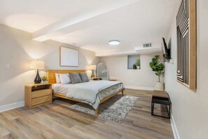 Una scrivania, ferro/asse da stiro, Wi-Fi, lenzuola