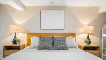 Escritorio, tabla de planchar con plancha, wifi y ropa de cama