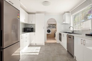 Fridge, microwave, oven, stovetop - Stylish 2-Bed House in Leichhardt (Leichhardt)