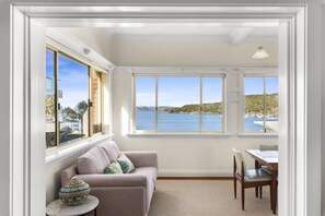 Smart TV - Fairlight 2-Bed Apartment Steps from the Beach (Fairlight)