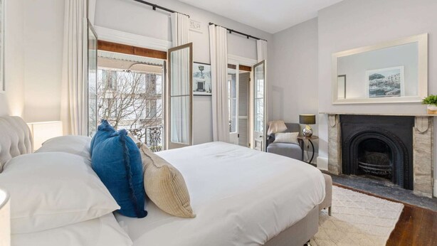 4 bedrooms, iron/ironing board, Internet, bed sheets - Spacious Inner-City House with Balcony Views (Millers Point)