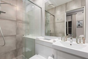 Hair dryer, towels - Spacious Inner-City House with Balcony Views (Millers Point)