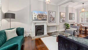 Smart TV - Spacious Inner-City House with Balcony Views (Millers Point)