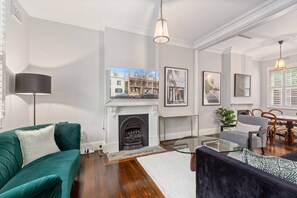 Smart TV - Spacious Inner-City House with Balcony Views (Millers Point)