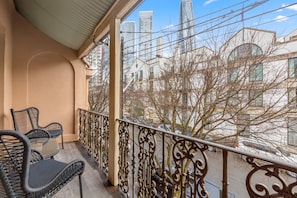 Property grounds - Spacious Inner-City House with Balcony Views (Millers Point)