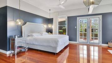 Iron/ironing board, Internet, bed sheets