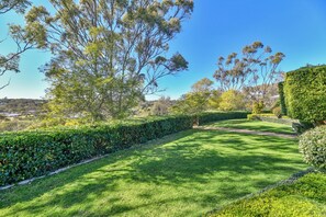 Property grounds - Expansive Toowoomba Retreat with Garden BBQ (Cotswold Hills)