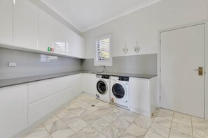 Interior - Expansive Toowoomba Retreat with Garden BBQ (Cotswold Hills)