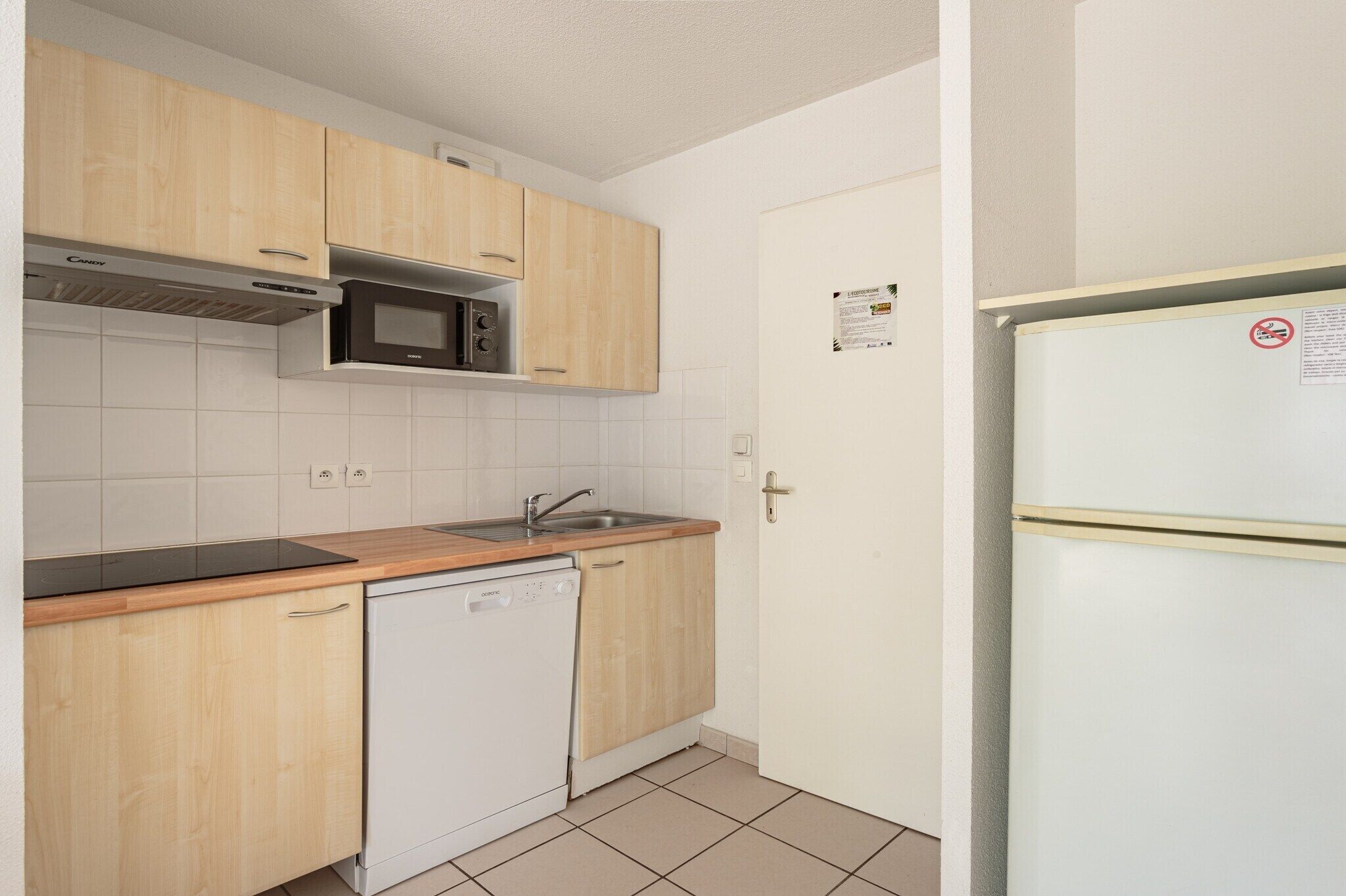 Réfrigérateur, micro-ondes, plaque de cuisson, lave-vaisselle