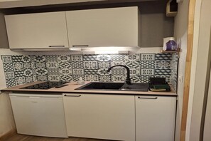 Fridge, microwave, stovetop, coffee/tea maker - Alpine Nook in the Heart of Allos (Allos)