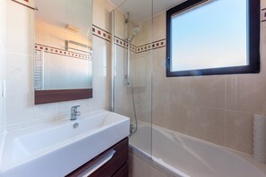 Bathroom - Sophisticated Coastal Retreat near sea (Mandelieu-la-Napoule)