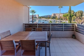 Outdoor dining - Sophisticated Coastal Retreat near sea (Mandelieu-la-Napoule)