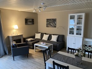 TV, fireplace, DVD player, stereo - Holiday Apartment Tannenhöh with Mountain View, Balcony and Wi-Fi (Todtmoos)