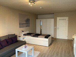 Een strijkplank/strijkijzer, wifi, beddengoed