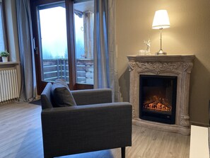 TV, fireplace, DVD player, stereo - Holiday Apartment Tannenhöh with Mountain View, Balcony and Wi-Fi (Todtmoos)