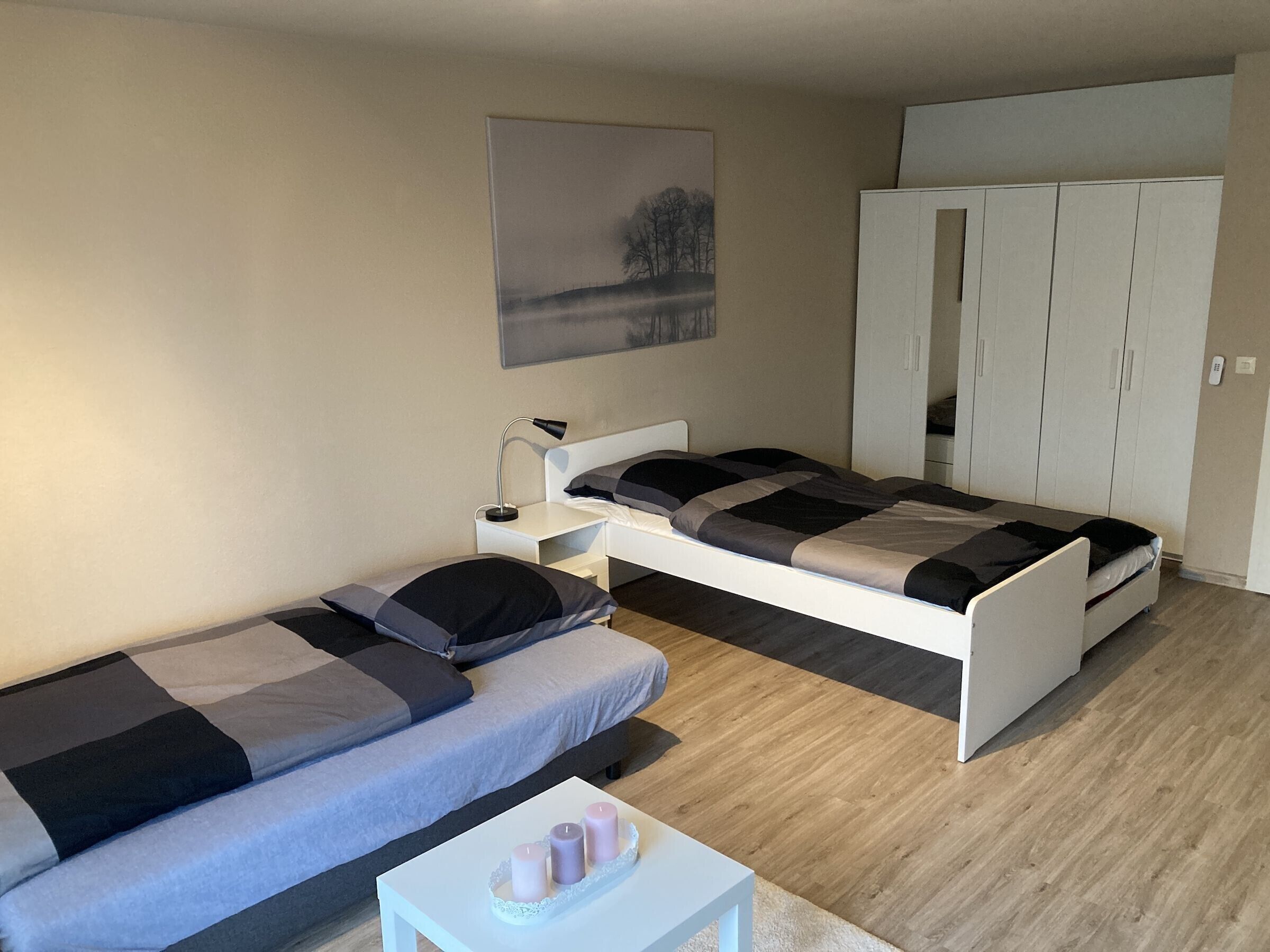 Een strijkplank/strijkijzer, wifi, beddengoed