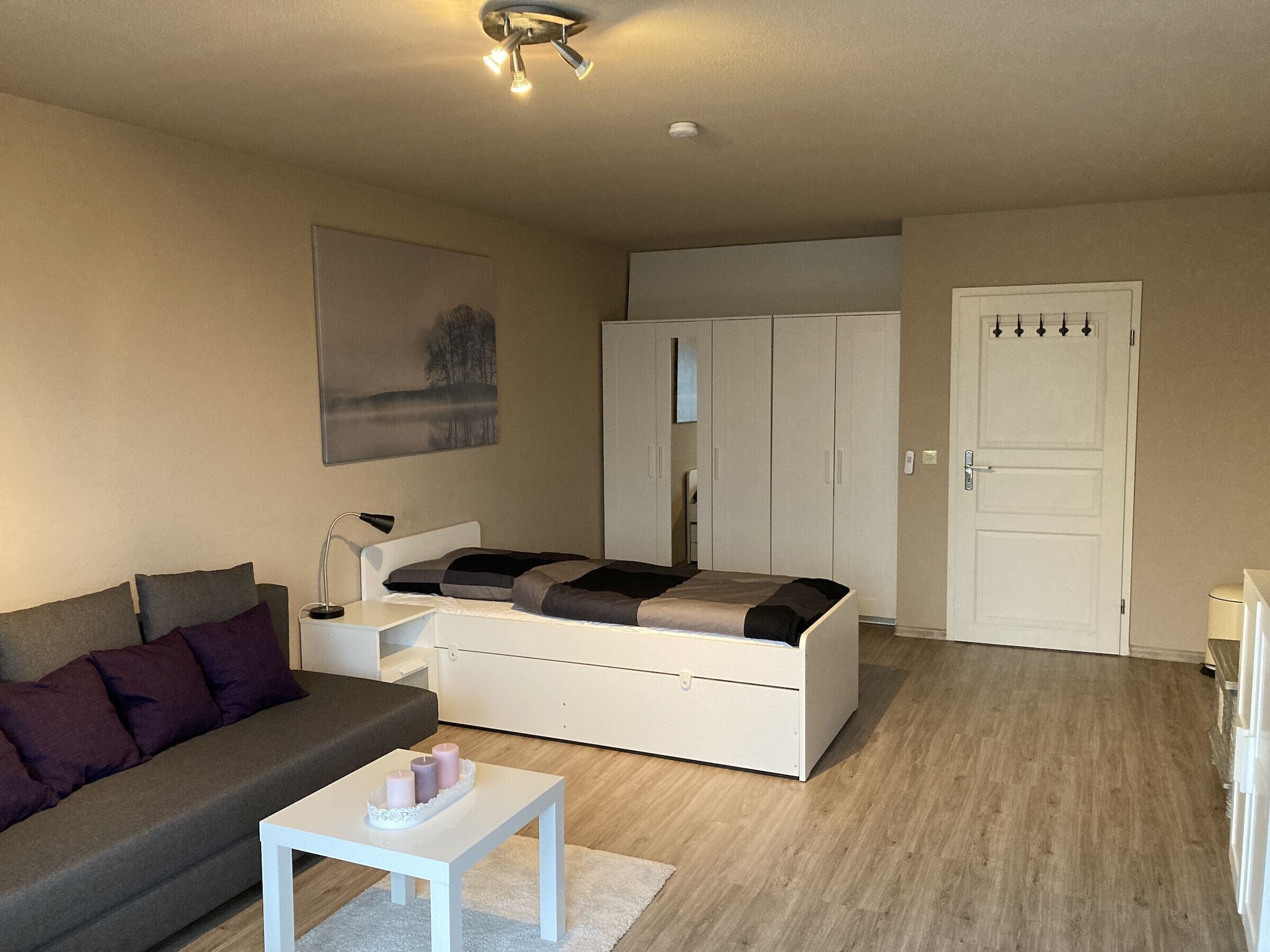 Een strijkplank/strijkijzer, wifi, beddengoed