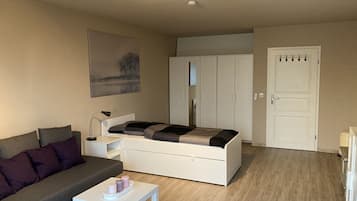 Een strijkplank/strijkijzer, wifi, beddengoed