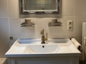 Shower, hair dryer, towels - Holiday Apartment Tannenhöh with Mountain View, Balcony and Wi-Fi (Todtmoos)