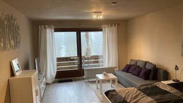 Fernseher, Kamin, DVD-Player, Stereoanlage