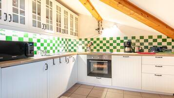 Coffee/tea maker, fridge, microwave, oven