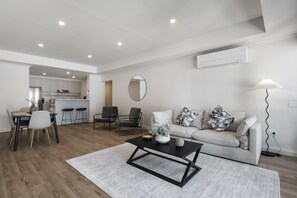 Smart TV, offices - Spacious 3-Bed Apartment in Melbourne CBD (Melbourne)