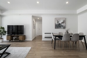 Dining - Spacious 3-Bed Apartment in Melbourne CBD (Melbourne)