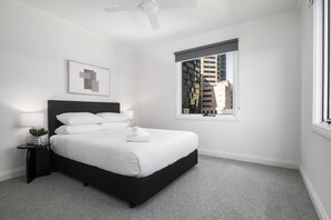 3 bedrooms, desk, iron/ironing board, internet - Spacious 3-Bed Apartment in Melbourne CBD (Melbourne)