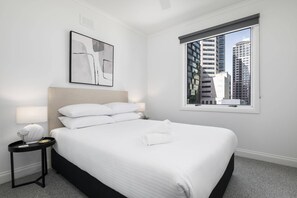 Desk, iron/ironing board, Internet, bed sheets - Spacious 3-Bed Apartment in Melbourne CBD (Melbourne)