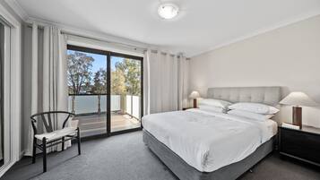 Tabla de planchar con plancha, internet y ropa de cama