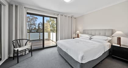 Stylish Townhouse with Private Courtyard