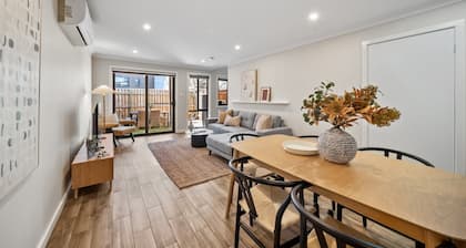 Stylish Townhouse with Private Courtyard