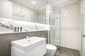 Hair dryer, towels - Modern City Views Escape with Gym Access (Southbank)