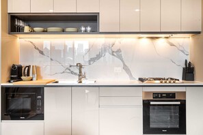 Réfrigérateur, four à micro-ondes, un four, surface de cuisson