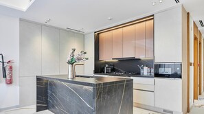 Fridge, microwave, oven, stovetop - Luxury Private Townhouse | Golf Course and Lagoon Access (Dubai)