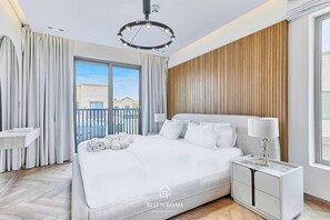 Iron/ironing board, WiFi, bed sheets - Luxury Private Townhouse | Golf Course and Lagoon Access (Dubai)