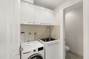 Hair dryer, towels - Beautiful Terrace Home with Courtyard (Cooks Hill)