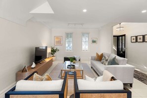 Smart TV - Beautiful Terrace Home with Courtyard (Cooks Hill)