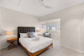 2 bedrooms, iron/ironing board, Internet, bed sheets - Beautiful Terrace Home with Courtyard (Cooks Hill)