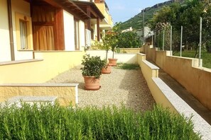 Property grounds - Familiar swimming pool and open, private space (Castelsardo)