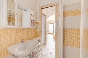 Shower - Familiar swimming pool and open, private space (Castelsardo)