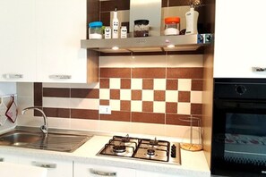 Stovetop, coffee/tea maker, dining tables - Familiar swimming pool and open, private space (Castelsardo)