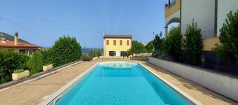 Piscina condivisa e ampio spazio esterno privato