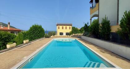 Piscine collective et espace extérieur privé