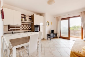 Plaque de cuisson, cafetiĂšre/bouilloire, tables Ă manger